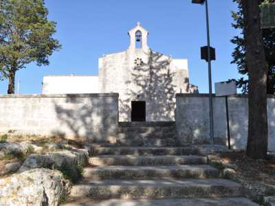 Saliamo cos� le scale che portano dinanzi alla chiesa di Maria Santissima Annunziata. La facciata in pietra, piuttosto semplice, presenta un rosone e sui lati due colonne con figure umane...